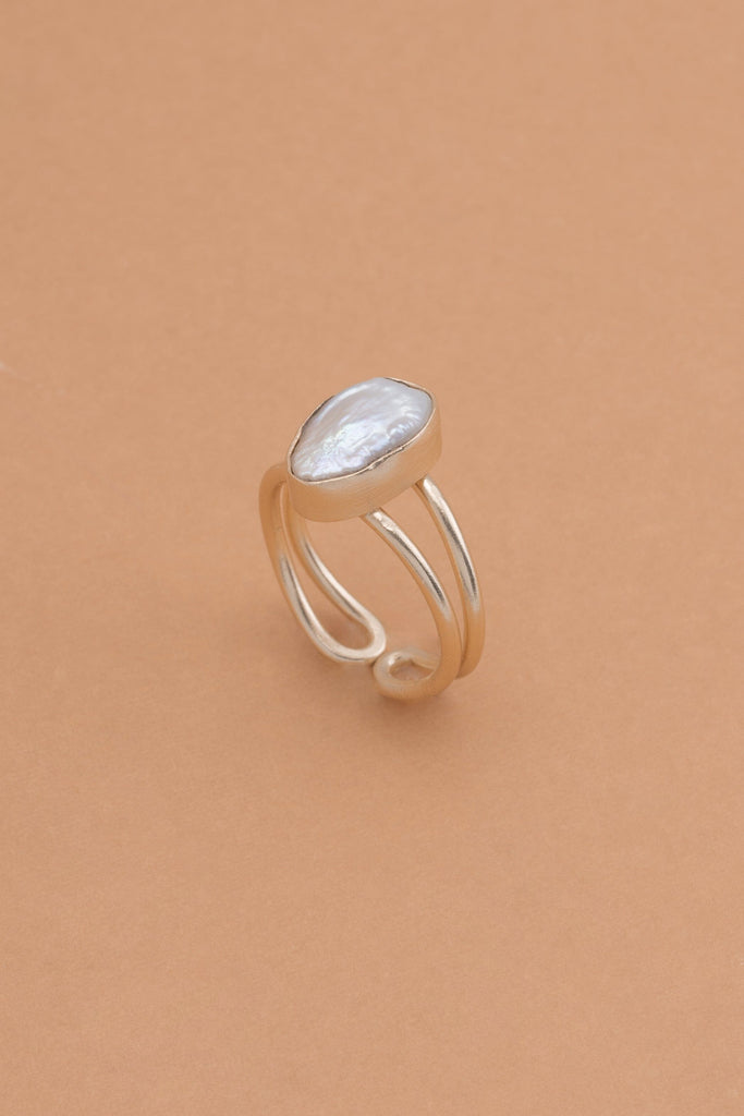White Oyster Pearl Frame Band Ring - Nakamol