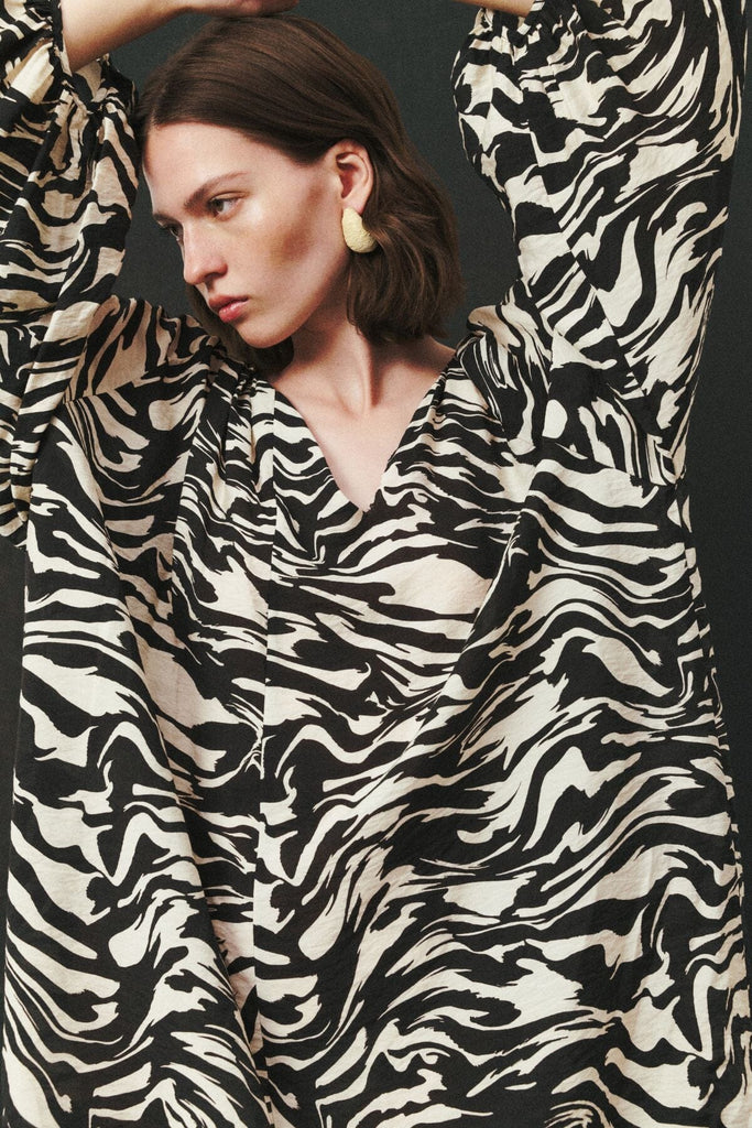 CREAM TEXTURED SHELL EARRINGS - Nakamol