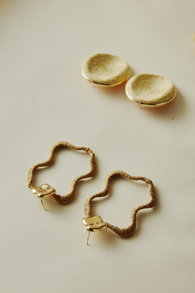 TAN GOLD SWIRL EARRINGS - Nakamol