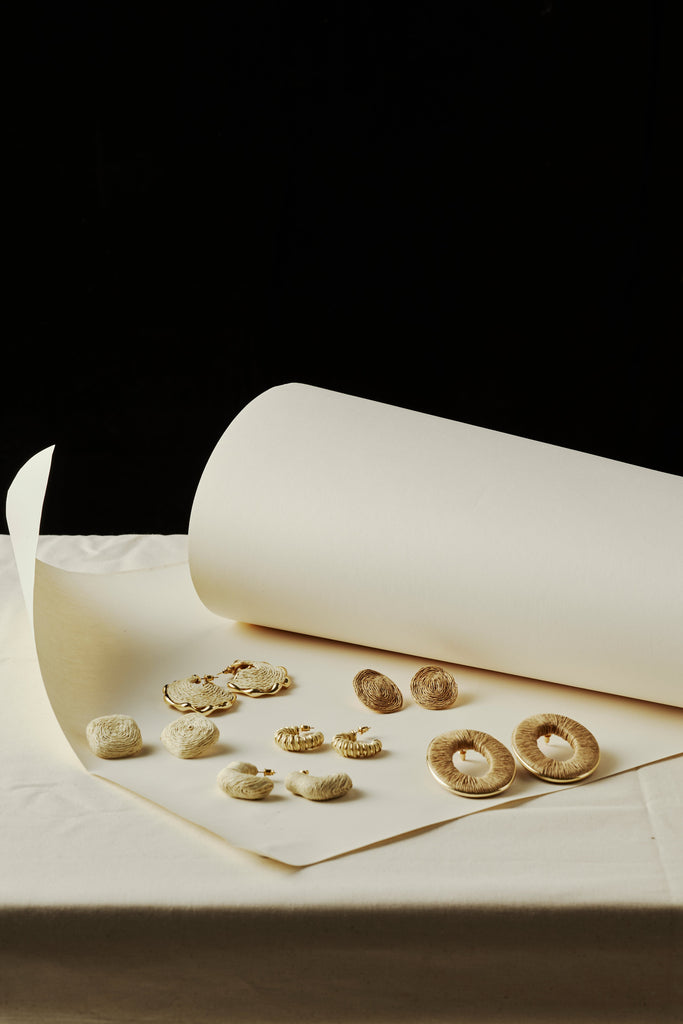 CREAM SWIRL SMALL EARRINGS - Nakamol