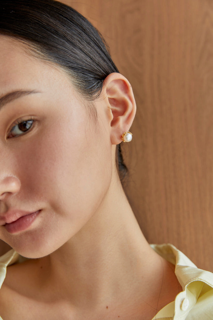 White Flower Pearl Stud Earrings - Nakamol