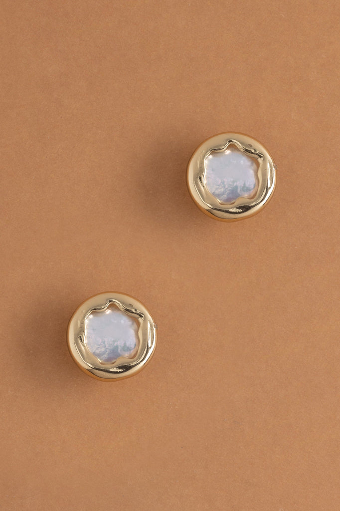 Gold Round Pearl Stud Earrings - Nakamol